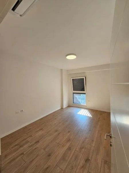 Tirane, jepet me qera zyre Kati 6, 85 m² 700 € (PARKU OLIMPIK)