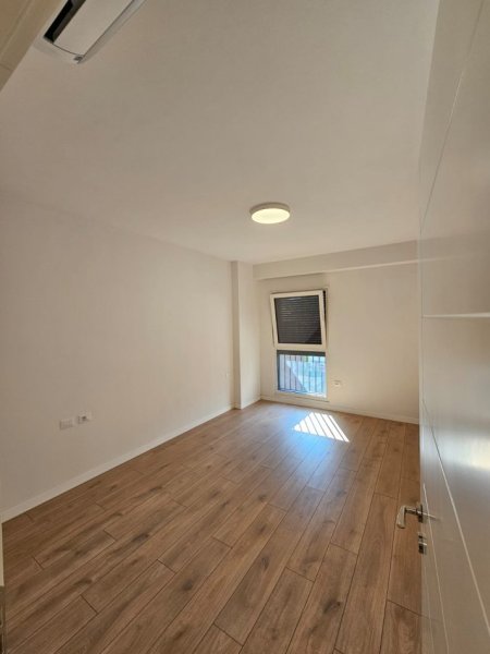 Tirane, jepet me qera zyre Kati 6, 85 m² 700 € (PARKU OLIMPIK)