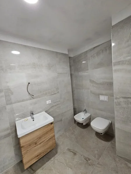 Tirane, jepet me qera zyre Kati 6, 85 m² 700 € (PARKU OLIMPIK)