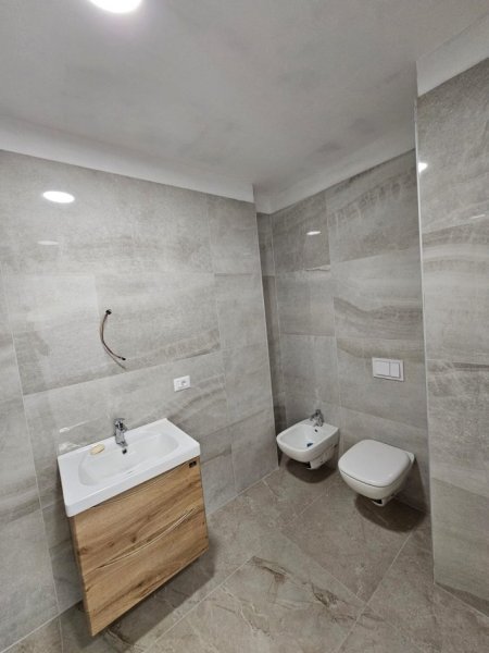 Tirane, jepet me qera zyre Kati 6, 85 m² 700 € (PARKU OLIMPIK)
