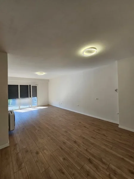 Tirane, jepet me qera zyre Kati 6, 85 m² 700 € (PARKU OLIMPIK)