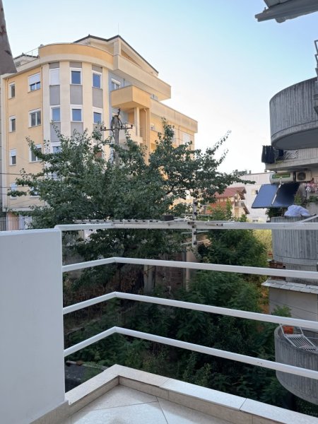 Tirane, jepet me qera apartament 1+1 Kati 3, 74 m² 400 € (Rruga “Muhamed Deliu” pallatet 3D)