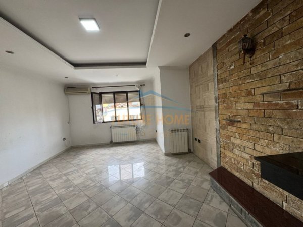Tirane, jepet me qera Vile 3+1 Kati 3, 170 m² 650 € (Qyteti Studenti)