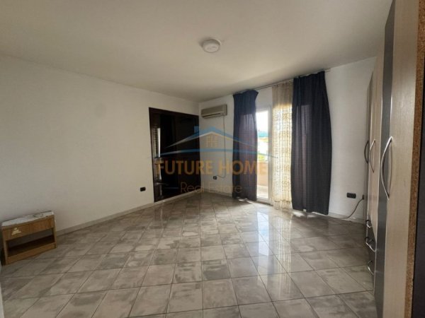 Tirane, jepet me qera Vile 3+1 Kati 3, 170 m² 650 € (Qyteti Studenti)