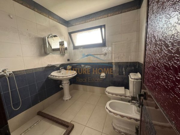 Tirane, jepet me qera Vile 3+1 Kati 3, 170 m² 650 € (Qyteti Studenti)