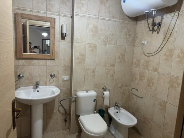 Tirane, jepet me qera apartament 1+1+Ballkon Kati 6, 70 m² 560 € (21 Dhjetori,Pranë Hotel Mondial)
