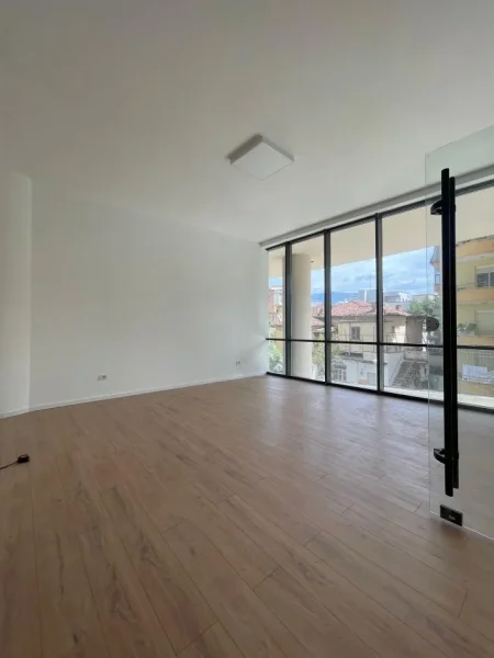 Tirane, jepet me qera ambjent biznesi Kati 2, 44 m² 1.000 € (zogu i zi)