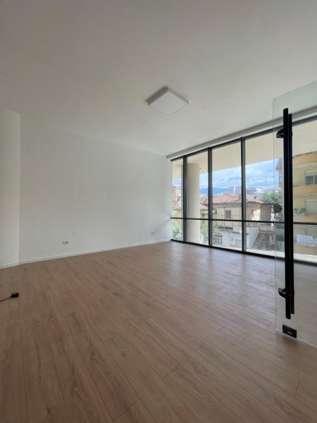 Tirane, jepet me qera zyre Kati 2, 44 m² 1.000 € (rruga e durresit)