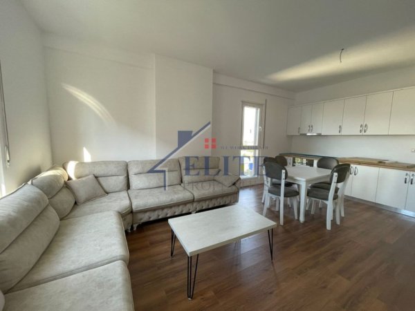 Tirane, jepet me qera apartament 2+1+Ballkon Kati 5, 96 m² 450 € (Kamez)