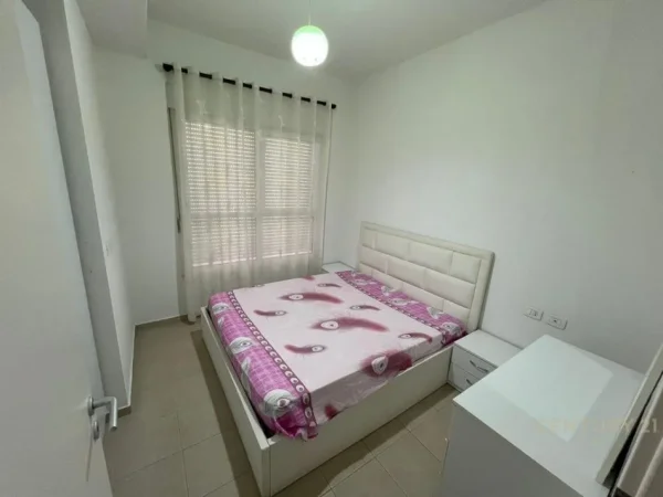 Tirane, jepet me qera apartament 2+1 Kati 5, 75 m² 500 € (Ali Dem)