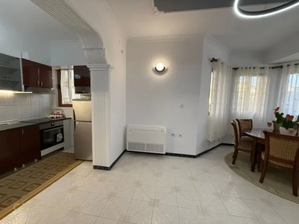 Tirane, jepet me qera apartament 2+1 Kati 2, 143 m² 680 € (Qytet Studenti)