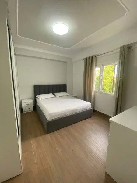 Tirane, jepet me qera apartament 1+1+Ballkon Kati 4, 55 m² 500 € (Universiteti Barleti ne Selite)