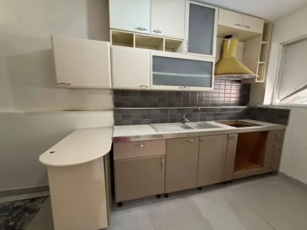 Tirane, jepet me qera apartament 1+1 Kati 1, 72 m² 430 € (selite)