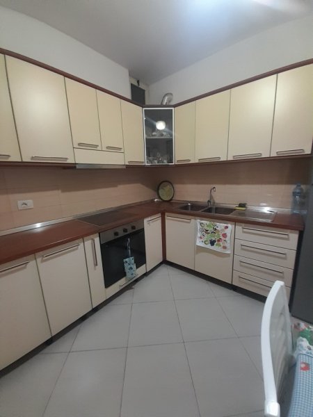 Tirane, jepet me qera Vile 2+1+Ballkon Kati 4, 80 m² 400 € (Tek Kodra e Priftit, Pranë Shkollës Mbrekullia)