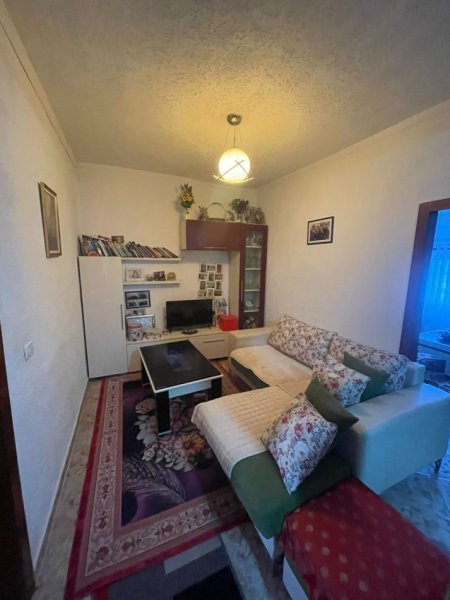 Tirane, jepet me qera apartament 3+1 Kati 7, 85 m² 500 € (Laprakë)