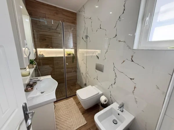Tirane, jepet me qera apartament 2+1 Kati 3, 96 m² 700 € (Rruga e Bogdaneve)