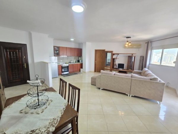 Tirane, jepet me qera apartament 2+1+Ballkon Kati 9, 120 m² 650 € (Rruga e Barrikadave)