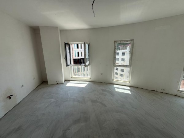 Tirane, jepet me qera ambjent biznesi Kati 6, 150 m² 2.000 € (Zogu i zi)