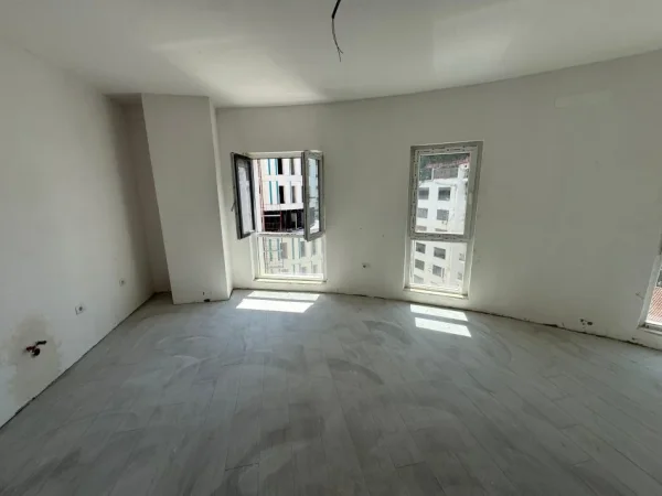 Tirane, jepet me qera ambjent biznesi Kati 6, 150 m² 2.000 € (Zogu i zi)