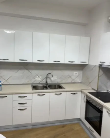 Tirane, jepet me qera apartament 2+1 , 97 m² 530 €