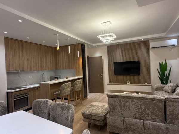 Tirane, jepet me qera apartament 2+1+2 Ballkon + 1 post parkim, Kati 2, 120 m² 800 € (Pranë Hotel Radisson)