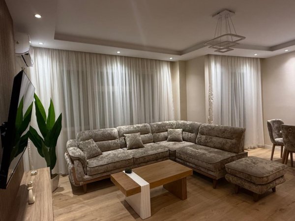 Tirane, jepet me qera apartament 2+1+2 Ballkon + 1 post parkim, Kati 2, 120 m² 800 € (Pranë Hotel Radisson)