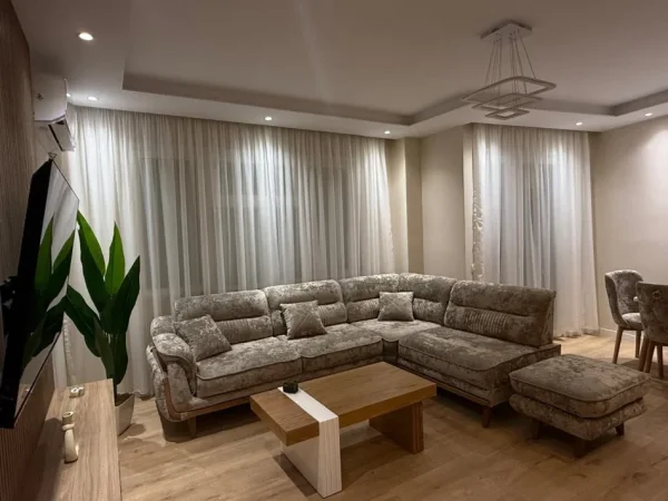 Tirane, jepet me qera apartament 2+1+2 Ballkon + 1 post parkim, Kati 2, 120 m² 800 € (Pranë Hotel Radisson)