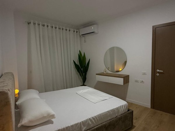 Tirane, jepet me qera apartament 2+1+2 Ballkon + 1 post parkim, Kati 2, 120 m² 800 € (Pranë Hotel Radisson)