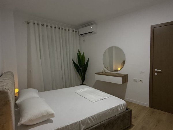 Tirane, jepet me qera apartament 2+1+2 Ballkon , 2 tualete, 1 depo + 1 post parkim,  Kati 2, 150 m² 800 €