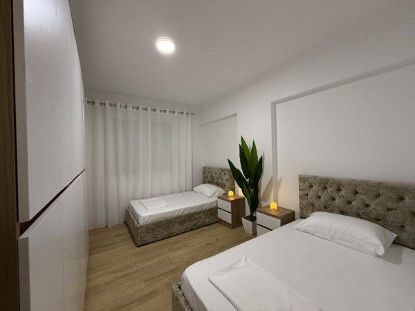 Tirane, jepet me qera apartament 2+1+2 Ballkon , 2 tualete, 1 depo + 1 post parkim,  Kati 2, 150 m² 800 €
