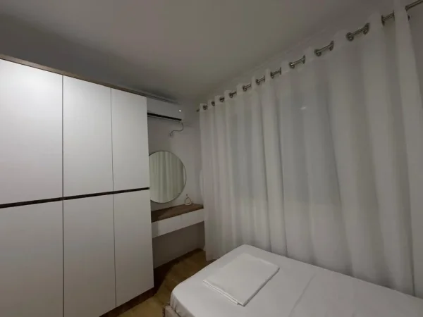 Tirane, jepet me qera apartament 2+1+2 Ballkon + 1 post parkim, Kati 2, 120 m² 800 € (Pranë Hotel Radisson)