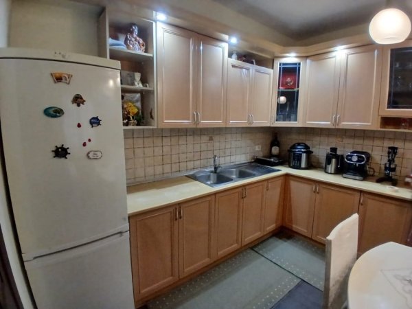 Tirane, jap me qera apartament 2+1+Ballkon , 550 € (Rruga Ramazan Bogdani, Mbrapa Rezidenca Siri)