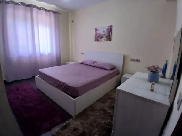 Tirane, jap me qera apartament 2+1+Ballkon , 550 € (Rruga Ramazan Bogdani, Mbrapa Rezidenca Siri)