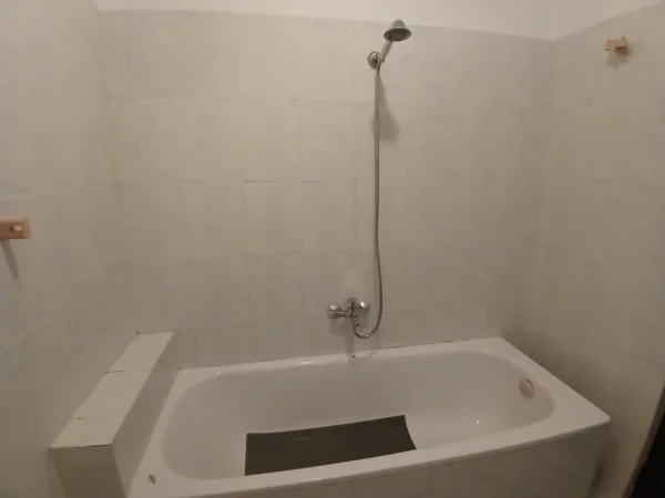 Tirane, jap me qera apartament 2+1+Ballkon , 550 € (Rruga Ramazan Bogdani, Mbrapa Rezidenca Siri)