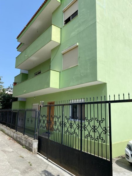 Tirane, jepet me qera Vile 3+1+Aneks+Ballkon Kati 3, 140 m² 600 € (Rruga Selaudin Zorba)