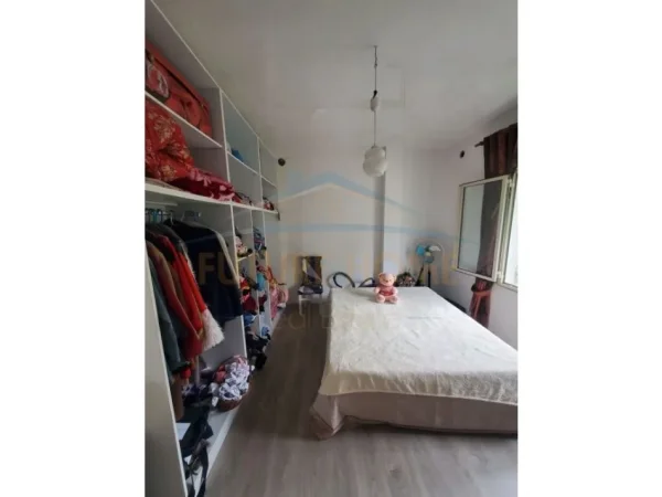 Tirane, jepet me qera apartament 2+1 Kati 2, 110 m² 350 € (PRANEKOMPLEKSIT TE TOM DOSHIT)