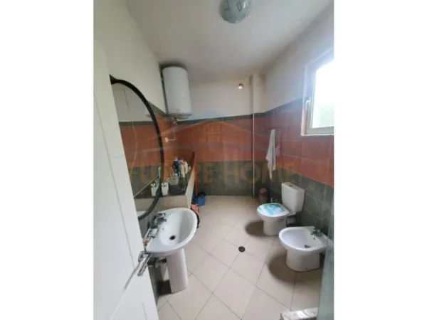 Tirane, jepet me qera apartament 2+1 Kati 2, 110 m² 350 € (PRANEKOMPLEKSIT TE TOM DOSHIT)