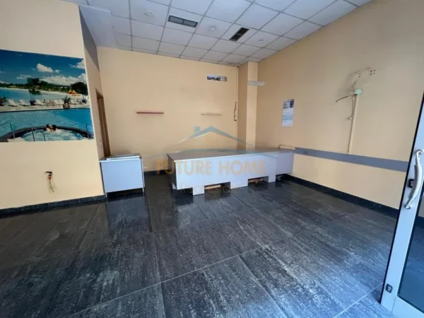 Tirane, jepet me qera ambjent biznesi Kati 0, 35 m² 450 € (PRANE BAR OSLO)