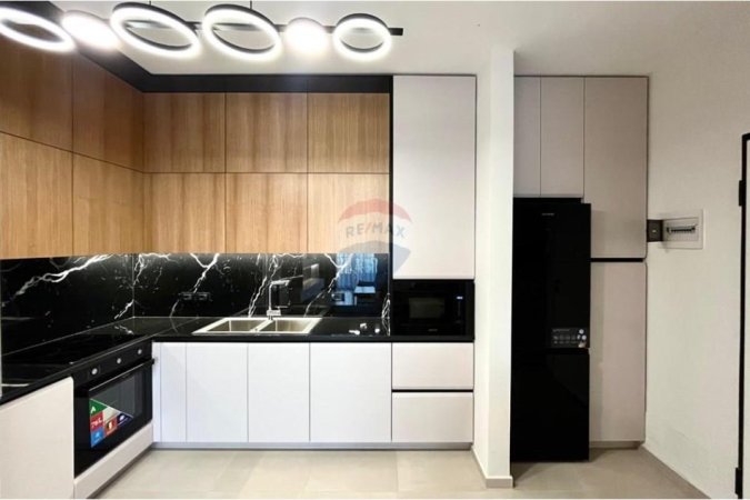 Tirane, jepet me qera apartament 1+1+Ballkon Kati 2, 85 m² 800 € 