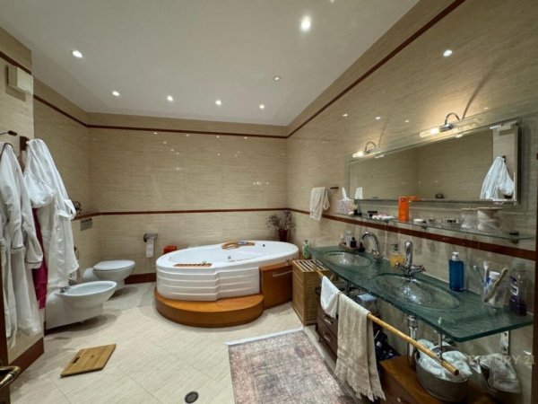 Tirane, shitet apartament 3+1 Kati 10, 340 m² (Bllok)