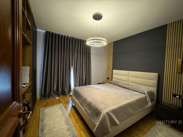 Tirane, shitet apartament 3+1 Kati 10, 340 m² (Bllok)