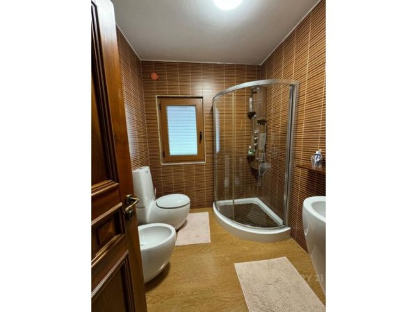 Tirane, shitet apartament 3+1 Kati 10, 340 m² (Bllok)