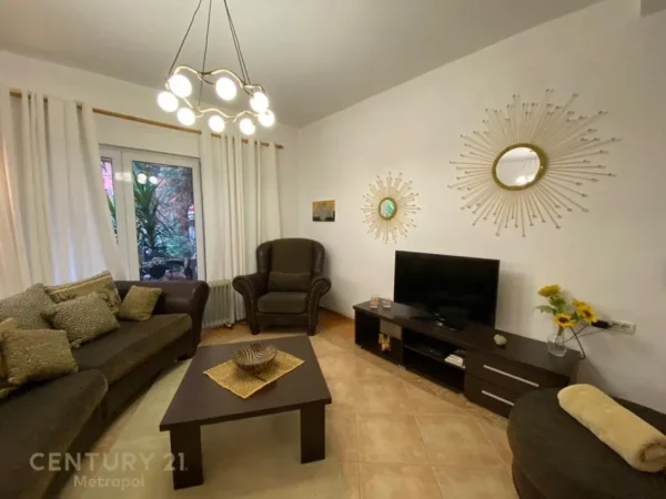 Tirane, jepet me qera apartament duplex 3+1 Kati 1, 120 m² 1.000 € (21 Dhjetori)