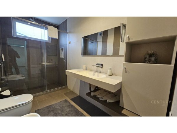 Tirane, shitet apartament 3+1 Kati 12, 197 m² 620.000 € (Bllok)