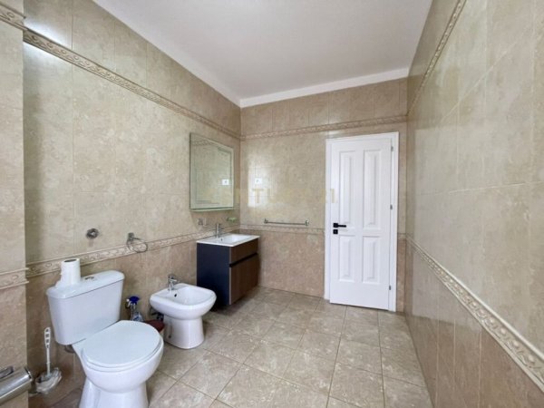 Tirane, shitet apartament 4+1 Kati 3, 172 m² 520.000 € (Bllok)