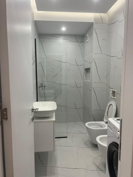 Tirane, jepet me qera apartament 1+1+Ballkon , 58 m² 350 € (Univers City)