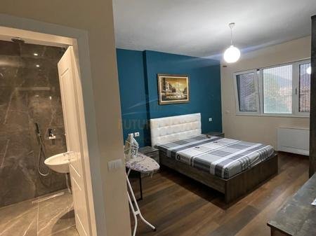 Tirane, jepet me qera apartament 2+1+Ballkon Kati 2, 100 m² 800 € 