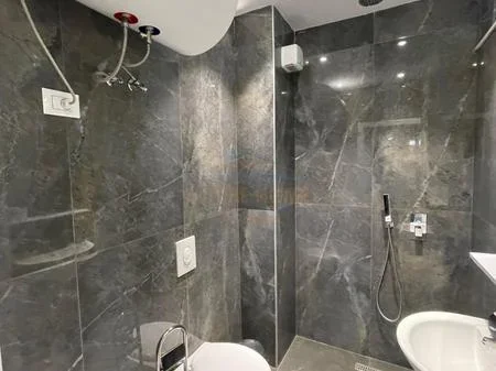 Tirane, jepet me qera apartament 2+1+Ballkon Kati 2, 100 m² 800 € 
