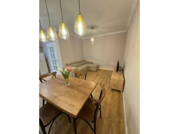 Tirane, jepet me qera apartament 2+1 Kati 3, 85 m² 500 € 