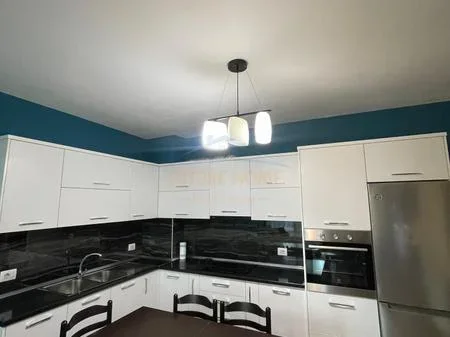 Tirane, jepet me qera apartament 2+1 Kati 2, 100 m² 800 € 